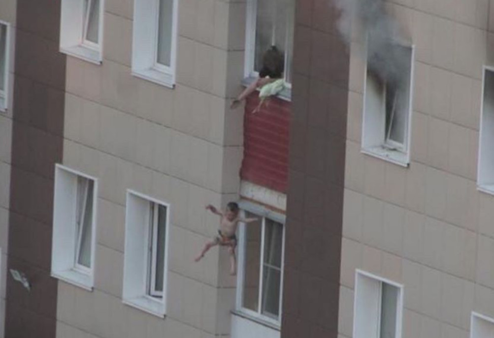 ▲▼俄羅斯一棟民宅起火，一名25歲母親把兒子們依序拋下樓逃命。（圖／翻攝自IG＠rodniki_54）