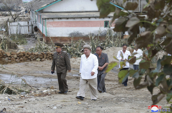 ▲北韓領導人金正恩視察遭到梅莎颱風摧殘的咸鏡南道。（圖／朝中社）