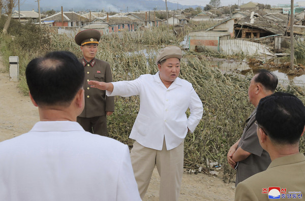 ▲北韓領導人金正恩視察遭到梅莎颱風摧殘的咸鏡南道。（圖／朝中社）