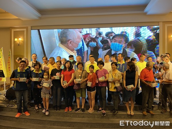 ▲台南市長黃偉哲頒發感謝狀給年齡超過70歲以上的社區藥局防疫藥師，感謝他們為市民所做的奉獻付出。（圖／記者林悅翻攝，下同）