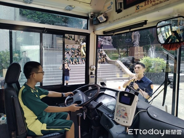 ▲ 基隆中小學體驗大型車內輪差與視野死角 學生：遠離大型車習慣。（圖／基隆市政府提供）