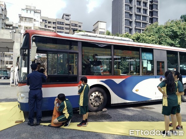 ▲ 基隆中小學體驗大型車內輪差與視野死角 學生：遠離大型車習慣。（圖／基隆市政府提供）