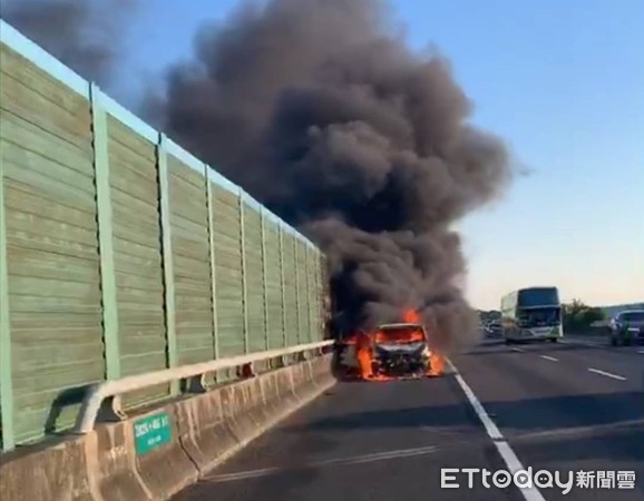 ▲國道彰化路段發生火燒車意外。（圖／彰化縣消防局提供）