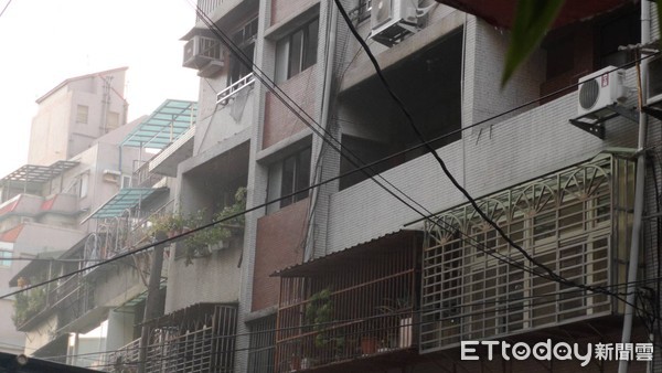 ▲▼台北市社子街一棟4樓民宅發生火警意外。（圖／記者黃彥傑攝）