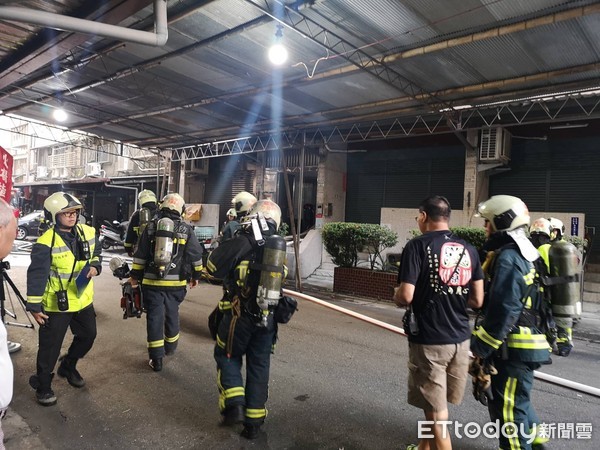 ▲▼台北市社子街一棟4樓民宅發生火警意外。（圖／記者黃彥傑攝）
