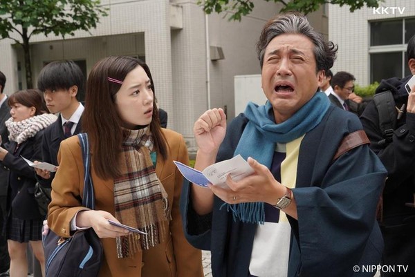 《寵女青春白皮書》中室剛（右）飾演永野芽郁的父親，因擔心女兒念大學遇到壞人決定一起報考當她同學。（KKTV提供）