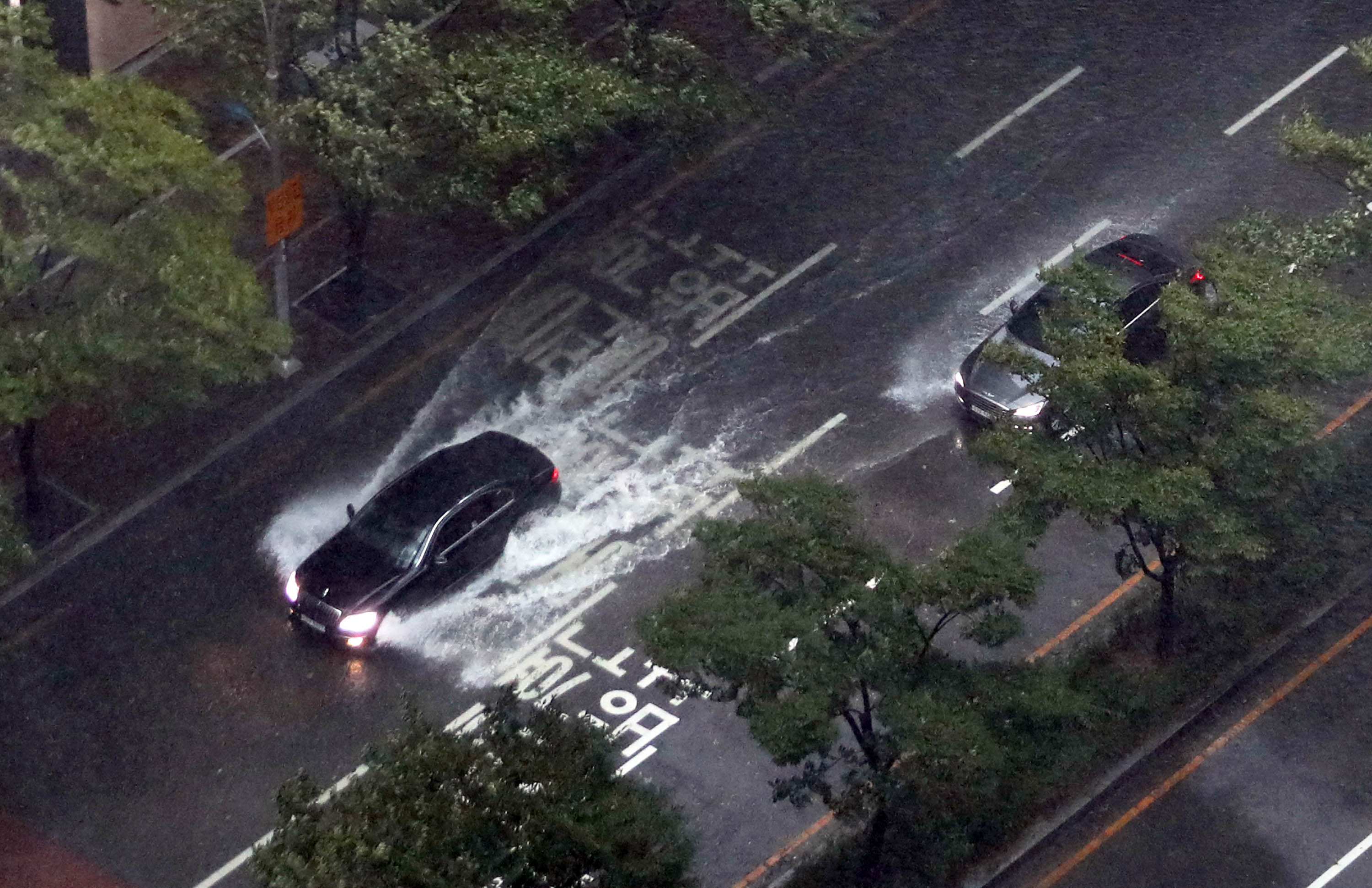 ▲▼強颱海神，造成釜山市區道路積水。（圖／達志影像）