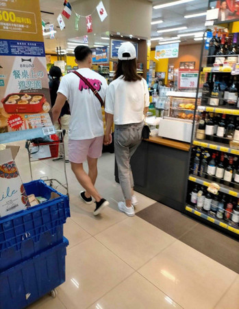 王思偉　攜男伴甜逛超市