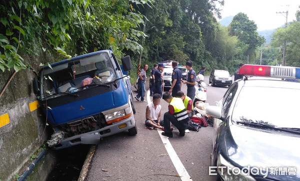 ▲劉男酒後連偷2車，被警方圍捕後自撞山壁就逮，警測酒精濃度高達0.71，全案依公共危險及竊盜罪送辦。（圖／記者黃孟珍翻攝）