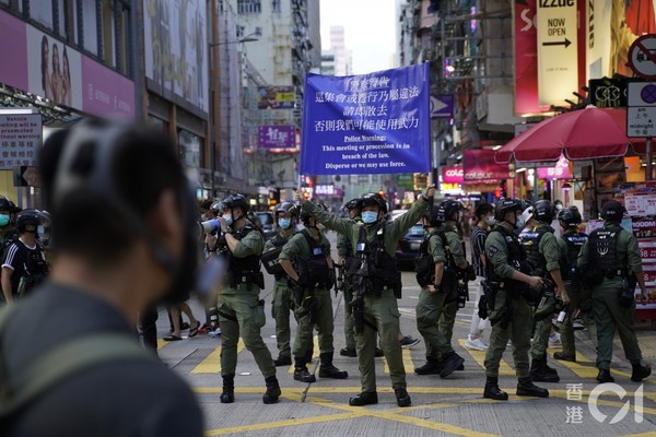 ▲香港一名12歲少女被防暴警要求停下截查，她突然受驚足跑走，被包抄警員撲倒地上。（圖／香港01授權提供，請勿隨意翻攝，以免侵權）