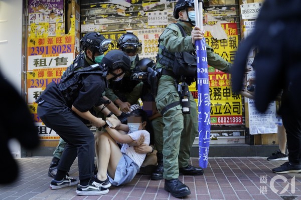 ▲香港一名12歲少女被防暴警要求停下截查，她突然受驚足跑走，被包抄警員撲倒地上。（圖／香港01授權提供，請勿隨意翻攝，以免侵權）