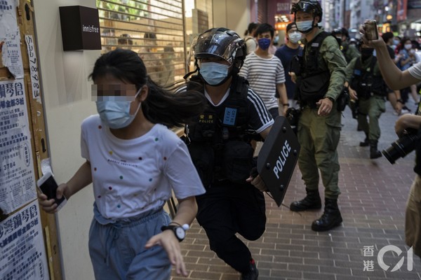▲香港一名12歲少女被防暴警要求停下截查，她突然受驚足跑走，被包抄警員撲倒地上。（圖／香港01授權提供，請勿隨意翻攝，以免侵權）