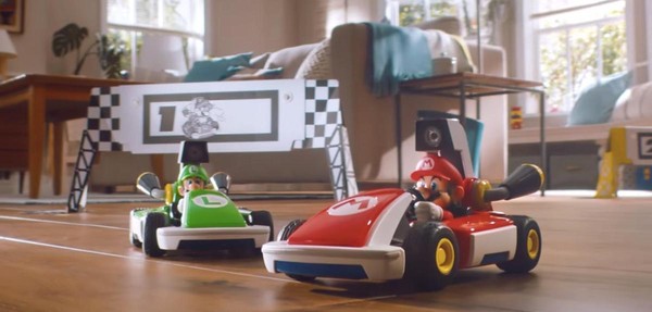遊戲提供兩種套組，駕駛賽車的人分別為瑪利歐與路易吉。（翻攝自Nintendo官方YouTube）