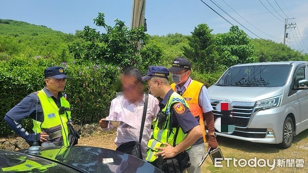 ▲屏東監理站人員會同恆春警方在海生館外取締白牌計程車涉載客，依違反公路法處理。（圖／屏東監理站，以下同）