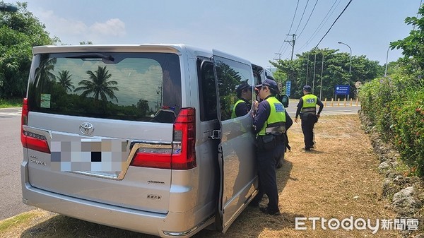 ▲屏東監理站人員會同恆春警方在海生館外取締白牌計程車涉載客，依違反公路法處理。（圖／屏東監理站，以下同）