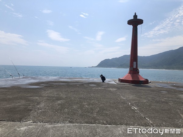 ▲瘋狗浪殺人現場曝光！7釣客落海釀2死、2命危　獨留釣竿在岸上。（圖／地方中心翻攝）