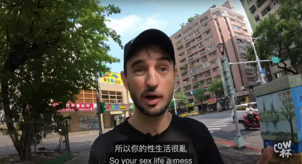 網紅「黑素斯」在最新發布影片中，抱怨曾在台灣看泌尿科被醫師歧視嗆聲「外國人都亂打砲」。（翻攝自阿兜仔不教美語YouTube頻道）