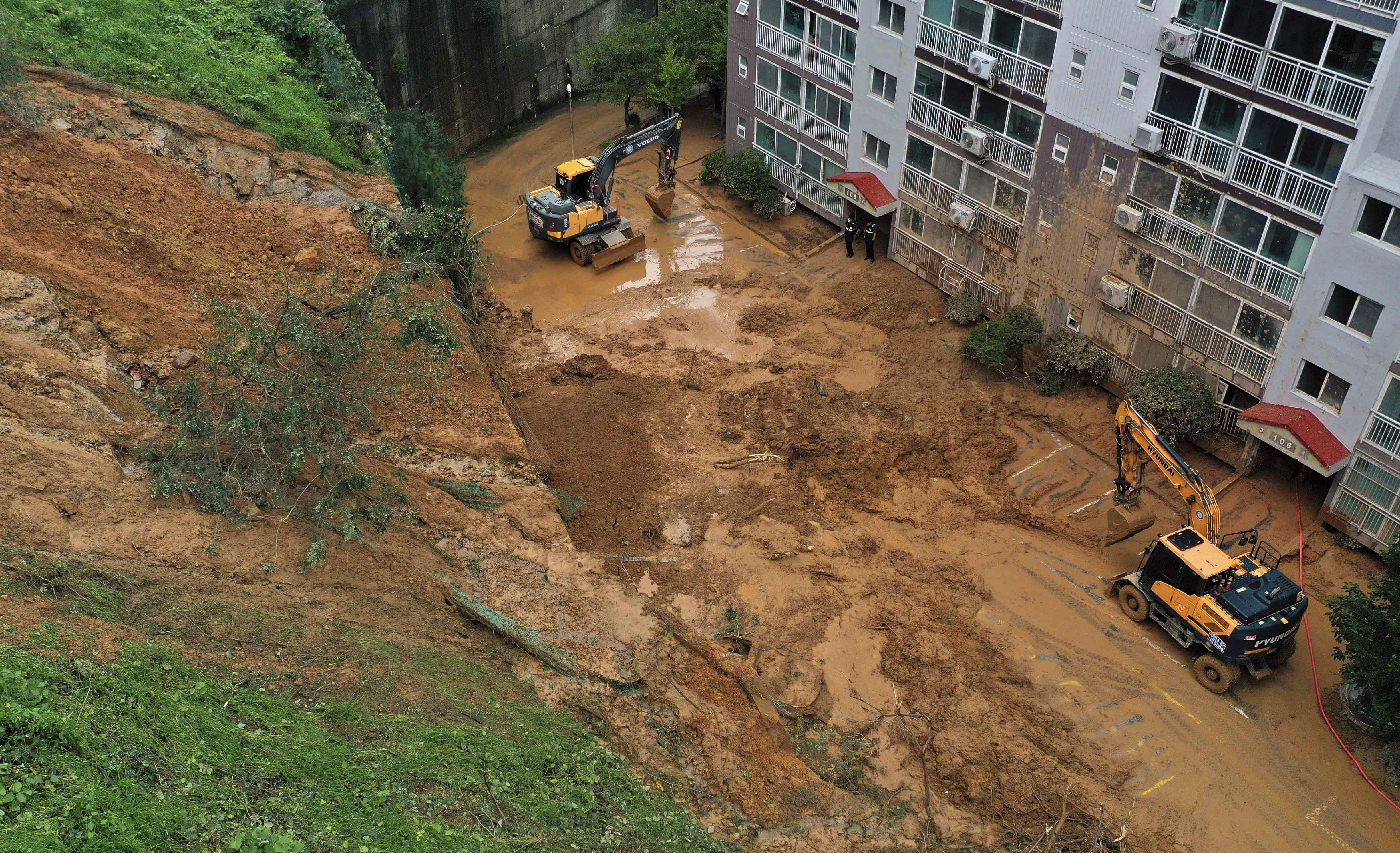 ▲▼慶尚南道巨濟市公寓停車場擋土牆坍方，土石宣洩而下。（圖／達志影像）