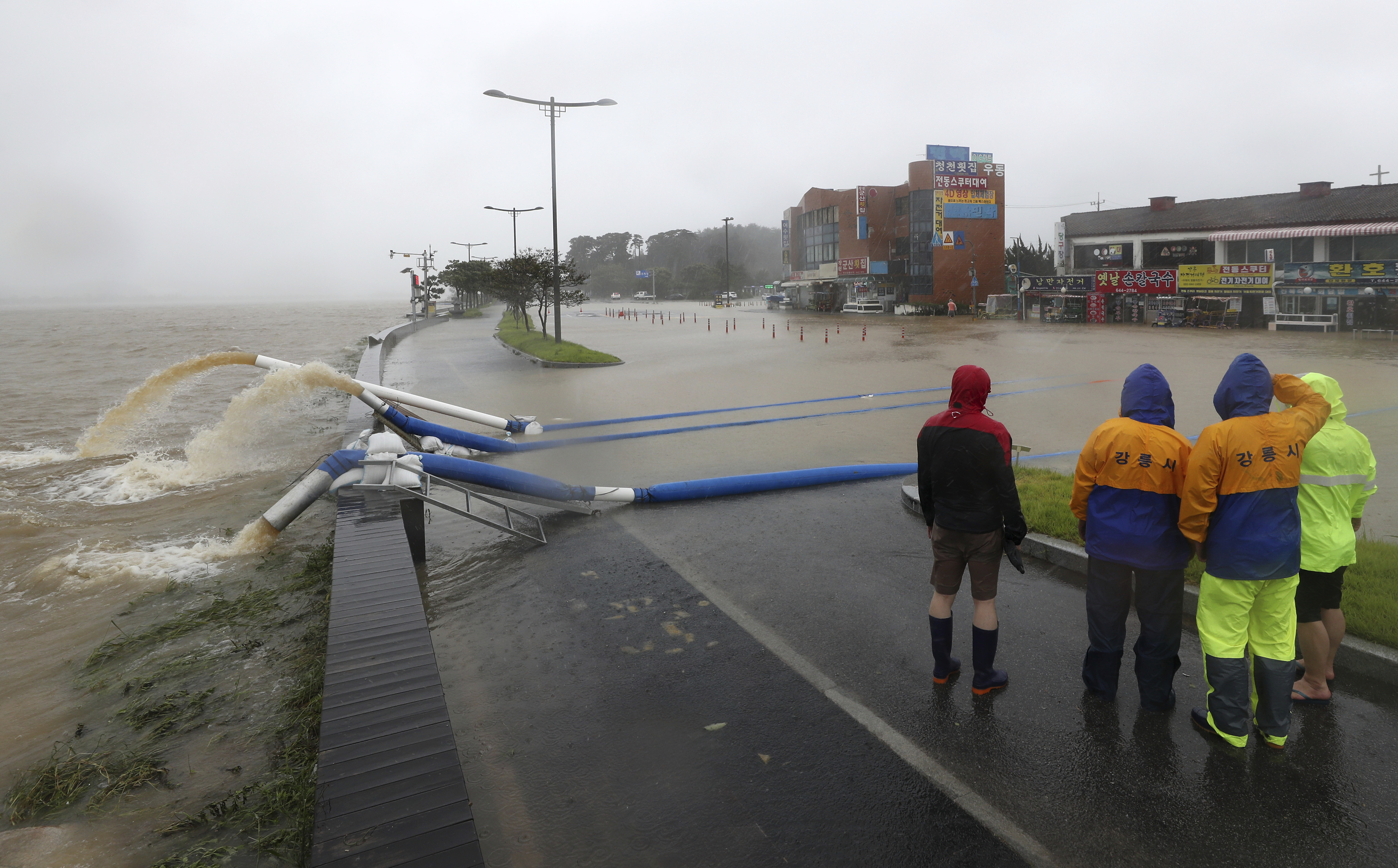 ▲▼強颱海神帶來暴雨，江原道江陵道路淹水，且須當心沿岸漲潮。（圖／達志影像／美聯社）