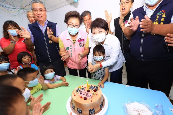 ▲▼盧秀燕主持東英非營利幼兒園啟用儀式時表示，要讓年輕人敢生能養。（圖／台中市政府提供）