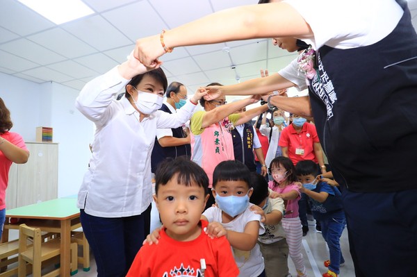 ▲▼盧秀燕主持東英非營利幼兒園啟用儀式時表示，要讓年輕人敢生能養。（圖／台中市政府提供）