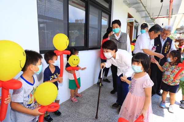 ▲▼盧秀燕主持東英非營利幼兒園啟用儀式時表示，要讓年輕人敢生能養。（圖／台中市政府提供）