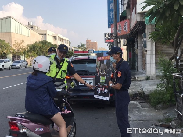 ▲雲林縣警察局北港分局為此由副分局長吳柏源率第五組組長張智彥上街發傳單推廣，呼籲路上駕駛人及用路人行經路口「慢」、「看」、「停」，加強車輛與行人守法觀念。（圖／北港警分局提供）