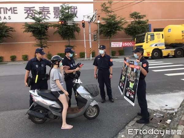 ▲雲林縣警察局北港分局為此由副分局長吳柏源率第五組組長張智彥上街發傳單推廣，呼籲路上駕駛人及用路人行經路口「慢」、「看」、「停」，加強車輛與行人守法觀念。（圖／北港警分局提供）