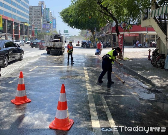 ▲台南市東區小東路與莊敬路口前有大片汙泥佔據道路，長達400公尺，警方在場管制交通，員警協助環保局清除，確保用路安全。（圖／記者林悅攝）