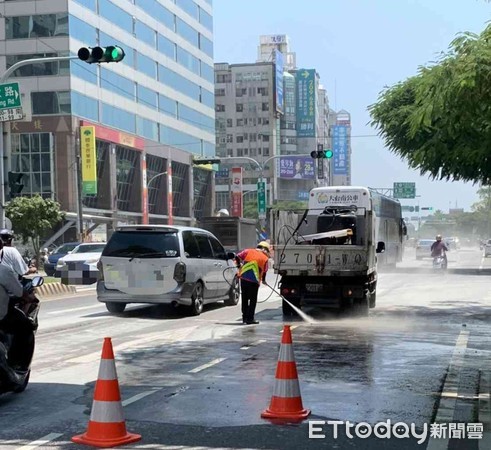 ▲台南市東區小東路與莊敬路口前有大片汙泥佔據道路，長達400公尺，警方在場管制交通，員警協助環保局清除，確保用路安全。（圖／記者林悅攝）