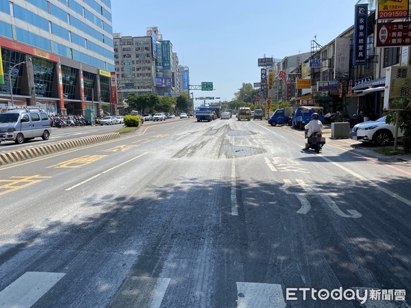 ▲台南市東區小東路與莊敬路口前有大片汙泥佔據道路，長達400公尺，警方在場管制交通，員警協助環保局清除，確保用路安全。（圖／記者林悅攝）