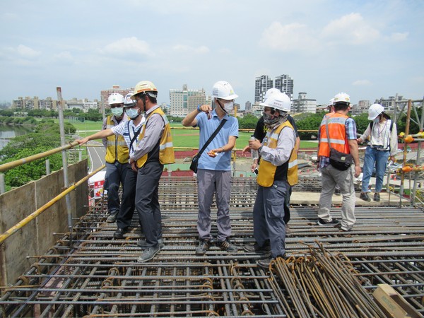 ▲▼台北市勞檢處聯合稽查「中正橋改建工程」。（圖／台北市府提供）