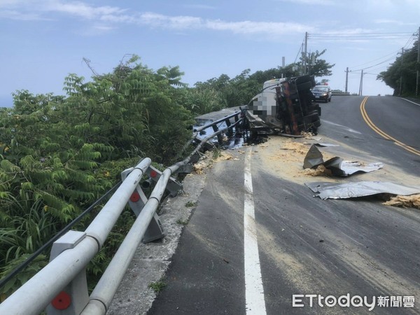 ▲▼曳引車蘇花公路疑轉彎不慎，撞對向車道護欄側翻且柏油灑滿地。（圖／記者游芳男翻攝，下同）