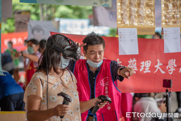 ▲嘉南藥理大學藥理學院與人文暨資訊學院師生，組成跨領域團隊，參加由台南市衛生局在大內區青果市場舉辦的「台南市2020心理健康家園活動」。（圖／記者林悅翻攝，下同）