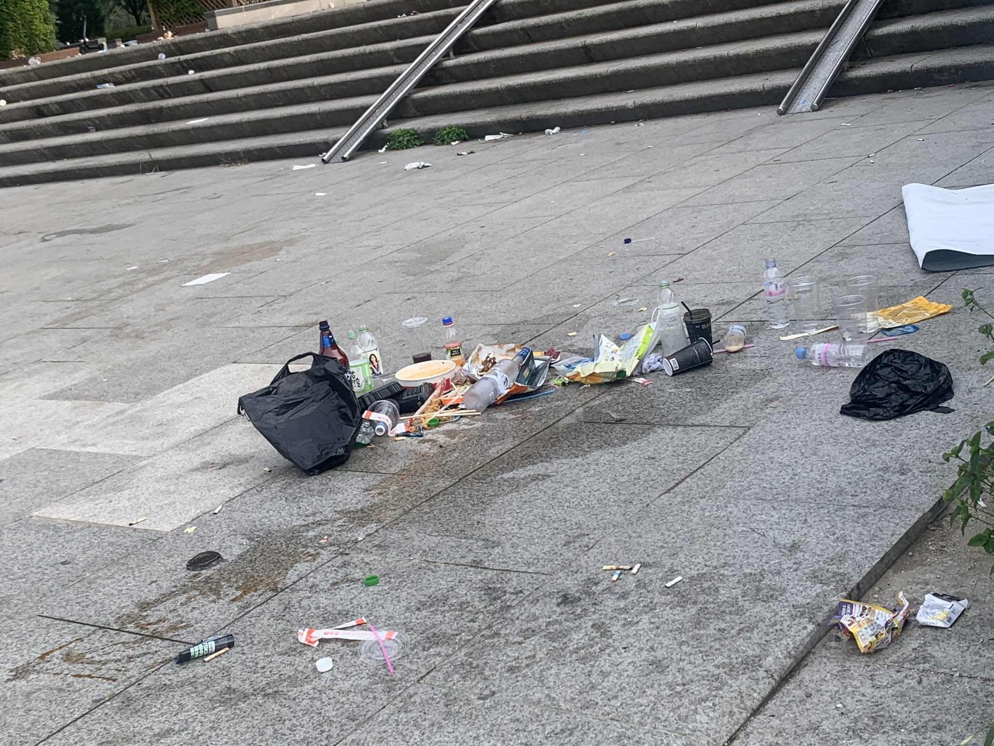 ▲▼400多名民眾晚間轉戰漢江公園飲酒聚會，隔日被發現流下大量垃圾。（圖／翻攝自推特）