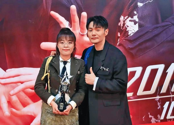 第一次擔任 《中國好聲音》導師 ，李榮浩（右）就帶出冠軍學員邢晗銘（左）。（翻攝自《中國好聲音》微博）