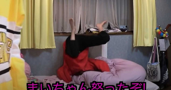 妹妹崩潰到在床上翻滾耍賴。（圖／翻攝自YouTube「桐崎栄二.きりざきえいじ」）
