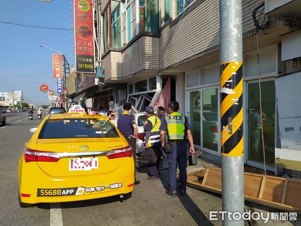 ▲台南市善化區陽明路與興農路口，發生陳姓男子開車衝撞民宅大門交通事故，更波及路旁一輛計程車，所幸現場無人員傷亡。（圖／記者林悅翻攝，下同）