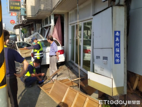 ▲台南市善化區陽明路與興農路口，發生陳姓男子開車衝撞民宅大門交通事故，更波及路旁一輛計程車，所幸現場無人員傷亡。（圖／記者林悅翻攝，下同）