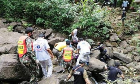 ▲▼烏茲別克觀光客在泰國瀑布失足墜落。（圖／翻攝自chiangraitimes）