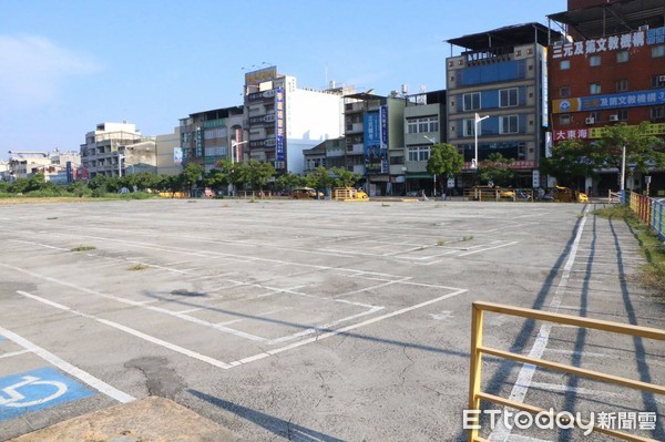 ▲立委周春米會同鐵路局人員會勘屏東火車站機車停車場             。（圖／周春米服務處提供）