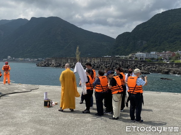 ▲▲▼林姓釣客家屬們，在宜蘭頭城鎮大溪漁港燈塔招魂。（圖／記者游芳男翻攝，下同）