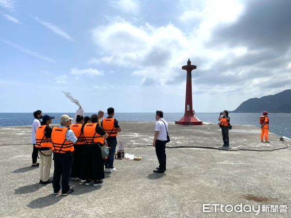 ▲▲▼林姓釣客家屬們，在宜蘭頭城鎮大溪漁港燈塔招魂。（圖／記者游芳男翻攝，下同）