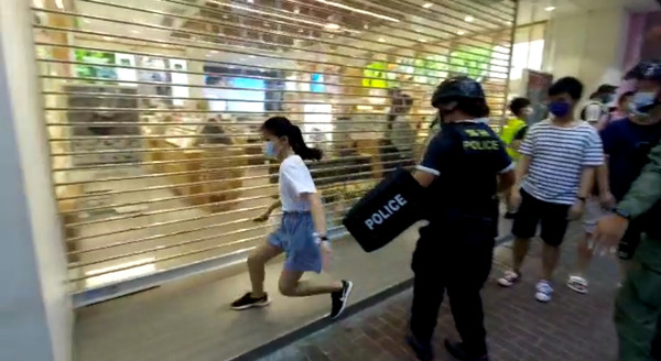 ▲香港警察壓制少女。（圖／路透社）