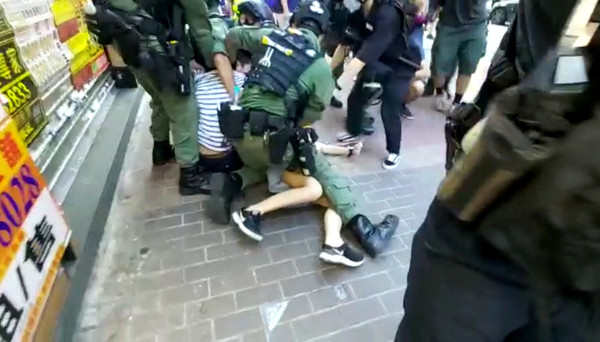 ▲香港警察壓制少女。（圖／路透社）