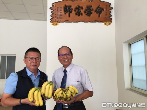 ▲農糧署南區分署長姚志旺找來著名命理專家徐英忠說明香蕉生金，是吉祥水果           。（圖／取自農糧署南區分署）
