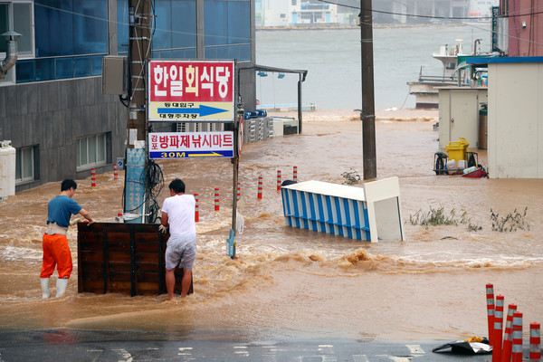 ▲▼ 海神颱風侵襲南韓。（圖／路透）