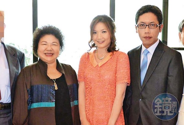 丁允恭（右）和前妻嚴婉玲（中）在2013年訂婚，時任高雄市長陳菊（左）也到場見證。（讀者提供）