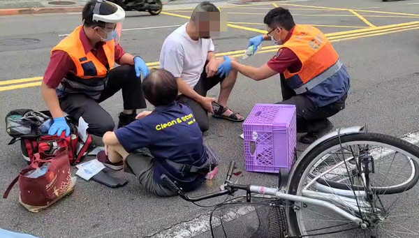 ▲婦人騎腳踏車遭重機撞上。（圖／記者游宗樺翻攝）