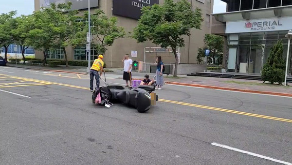 ▲婦人騎腳踏車遭重機撞上。（圖／記者游宗樺翻攝）